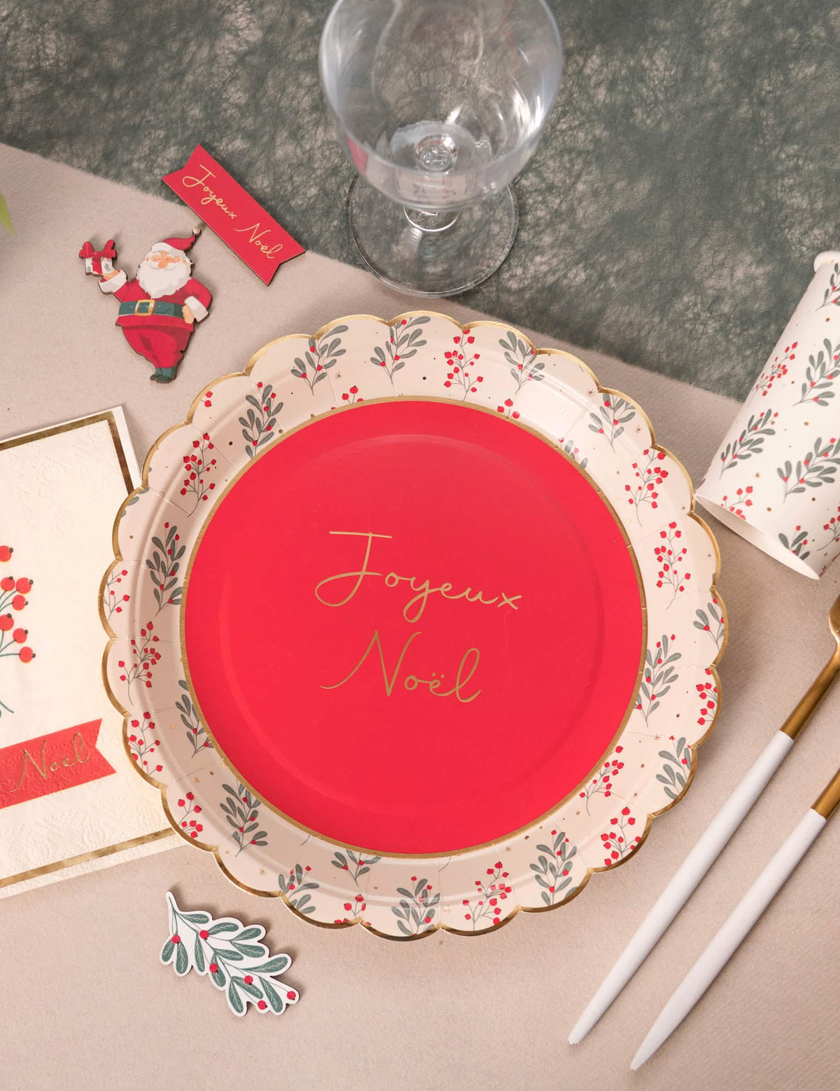 Vue de dessus des assiettes en carton festonnées houx de Noël Joyeux Noël