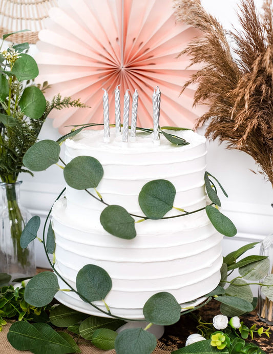 Mise en situation sur un gâteau des 10 bougies d'anniversaire argentées avec bobèches