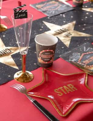 Détail de la décoration de table festive du gobelet en carton Hollywood