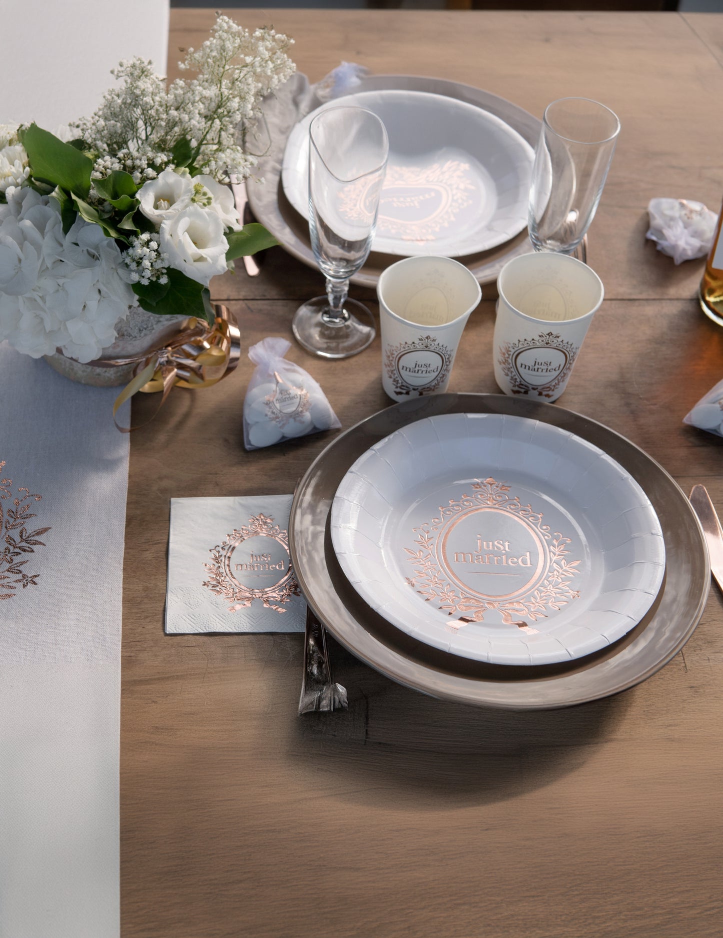 10 бели и розово-златисти картонени чаши "Just Married", 27 cl, романтични и шикозни