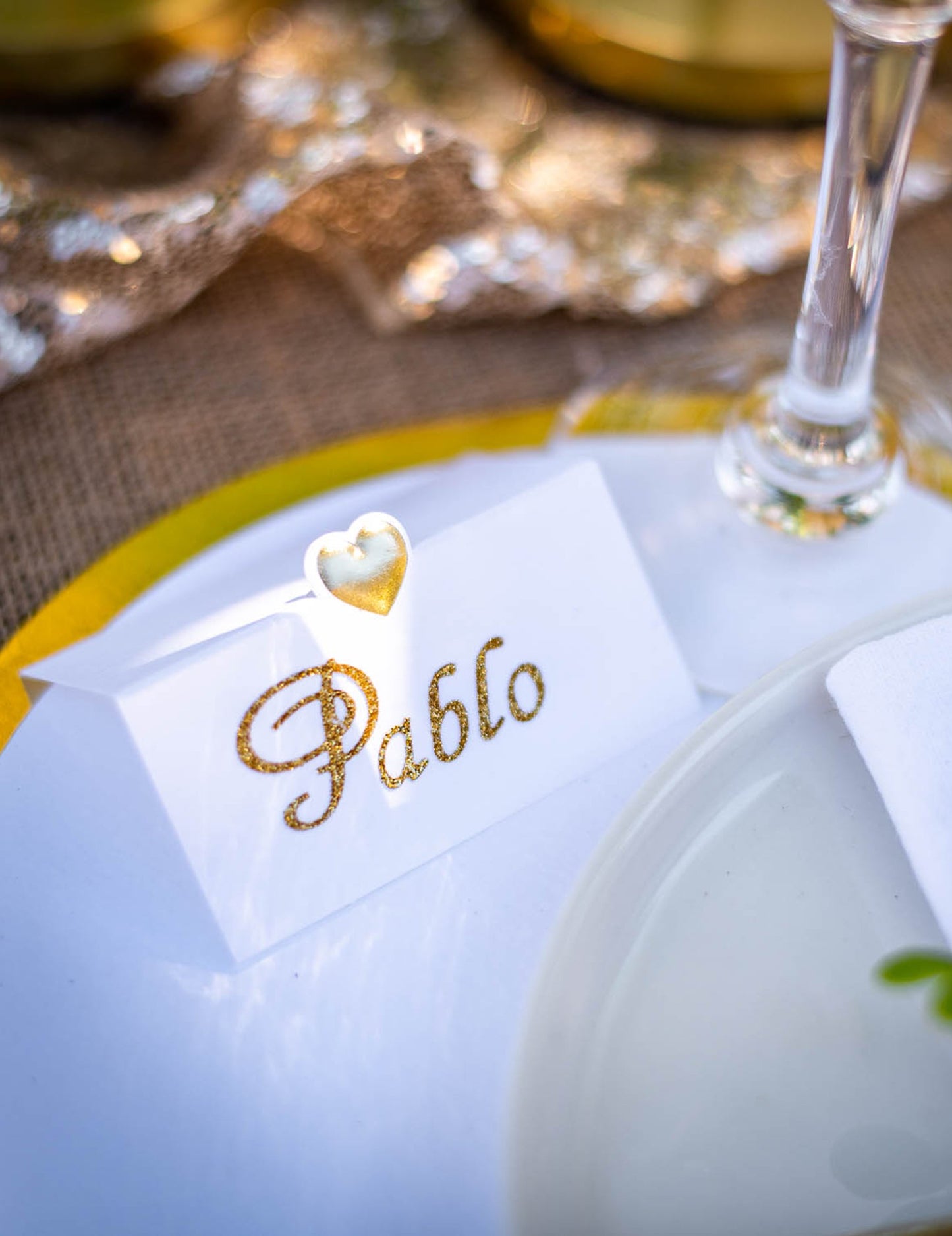 Détail du prénom doré sur le marque-place avec petit cœur doré blanc embossé