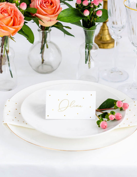 Mise en situation sur une table du marque-places en carton à pois dorés pour décoration de table