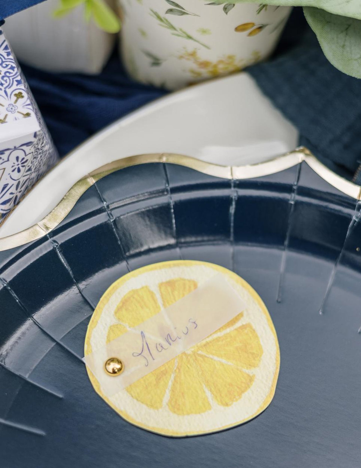 Détail du prénom personnalisé du marque-place en papier Citron