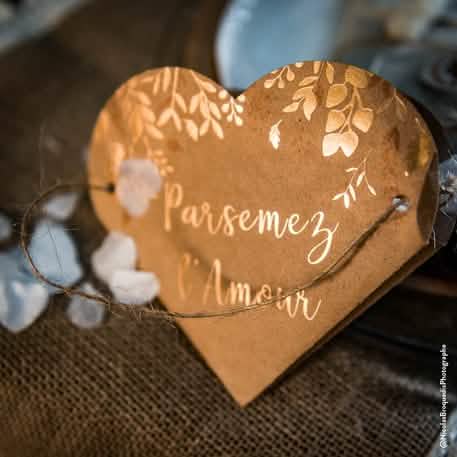 Gros plan sur les motifs et le lettrage du sac coeur végétal parsemez l'amour