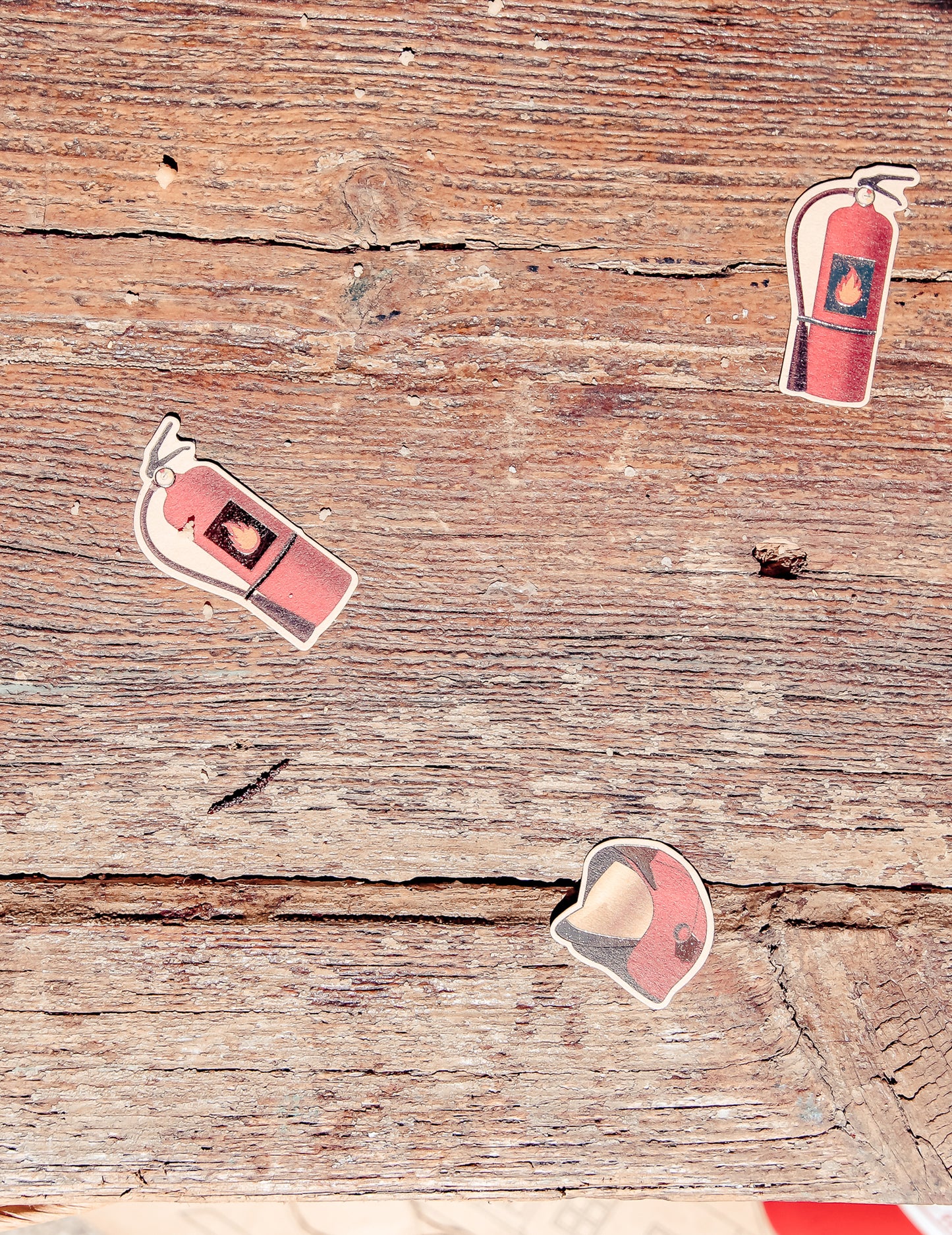 Gros plan sur les motifs extincteur et casque des confettis en papier pompier