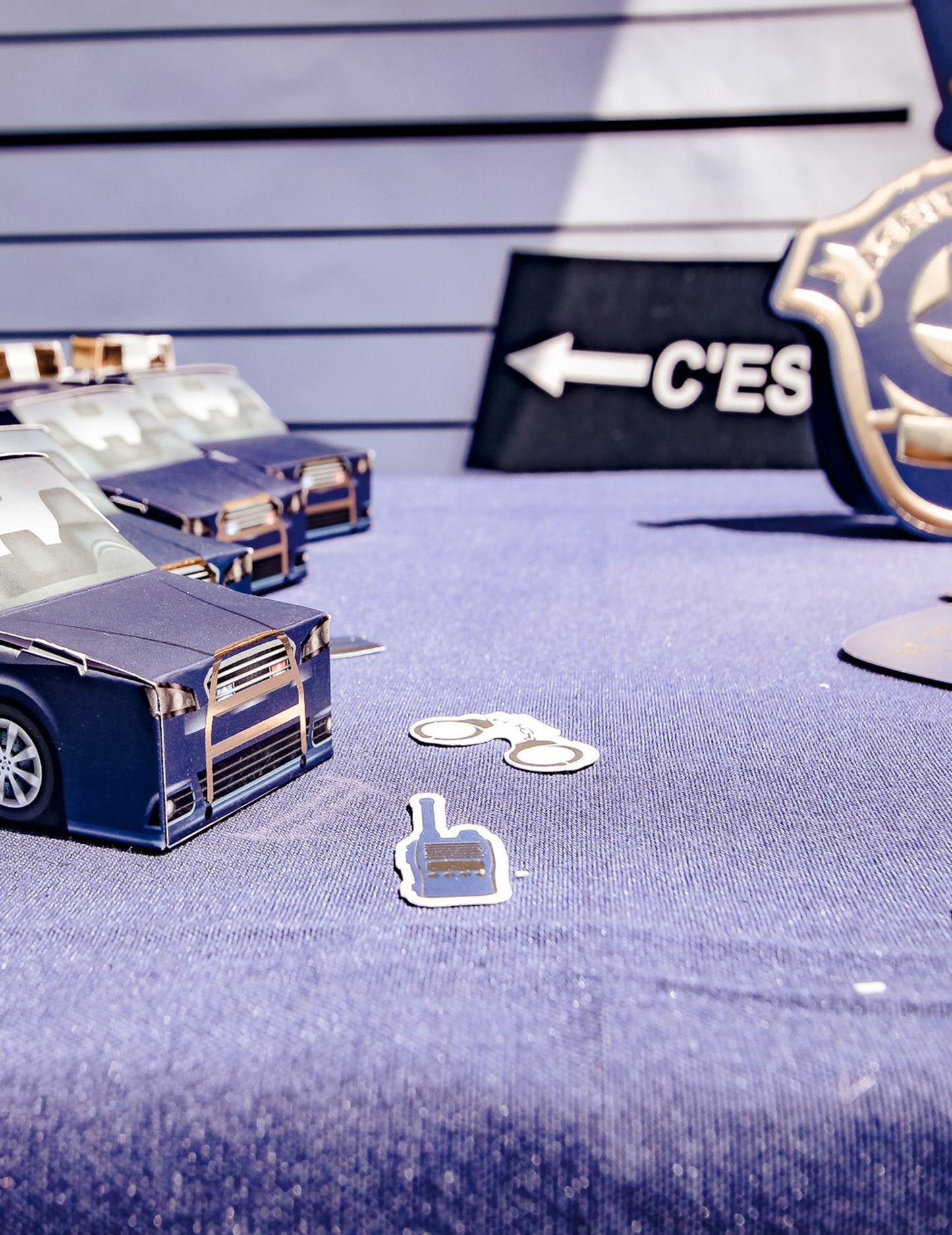 100 конфети морска и златна полиция от 2 до 4,5 см