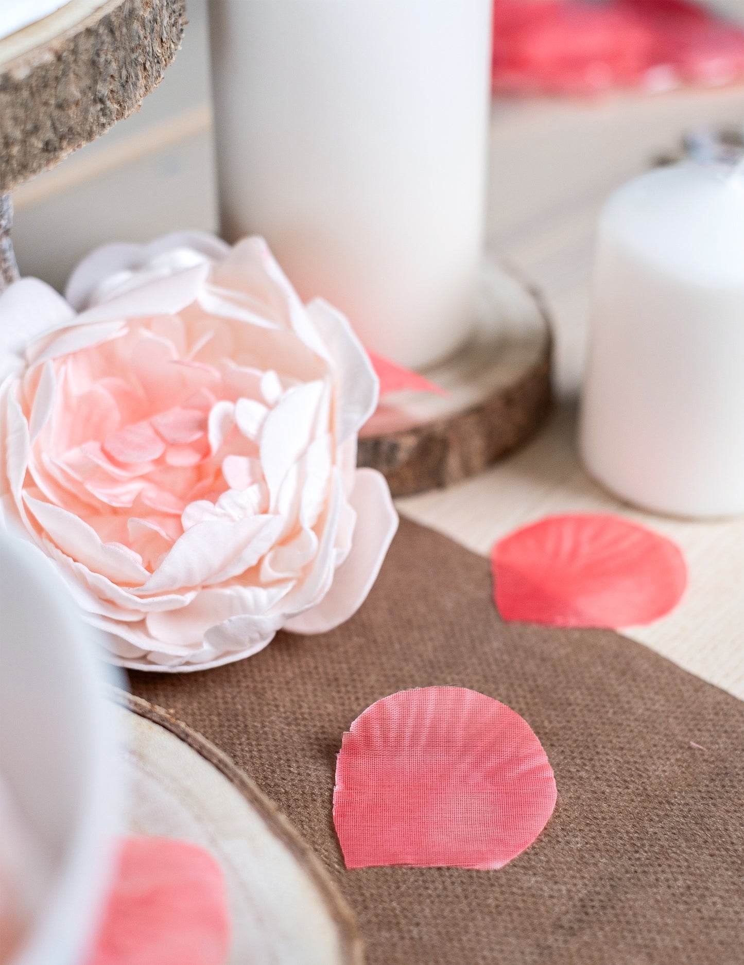 100 розови текстилни розови листенца 5 x 5 cm за декорация на сватба