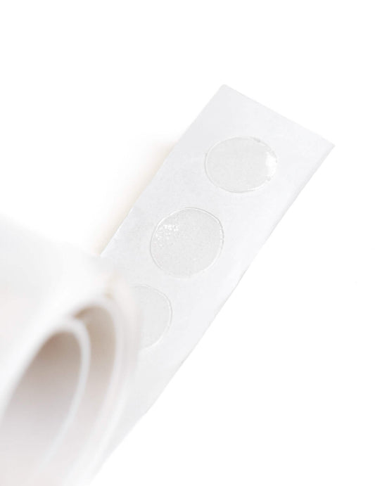 Gros plan sur les pastilles adhésives des points de colle pour ballons