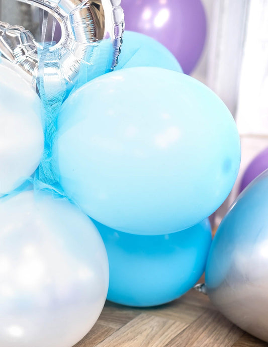 Gros plan sur l'assemblage du ballon de baudruche pour fête