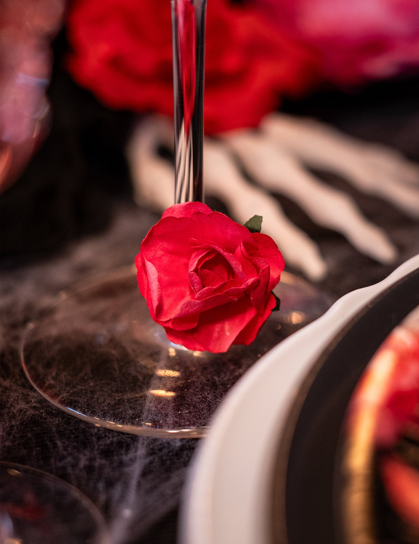 12 червени рози с метални стъбла