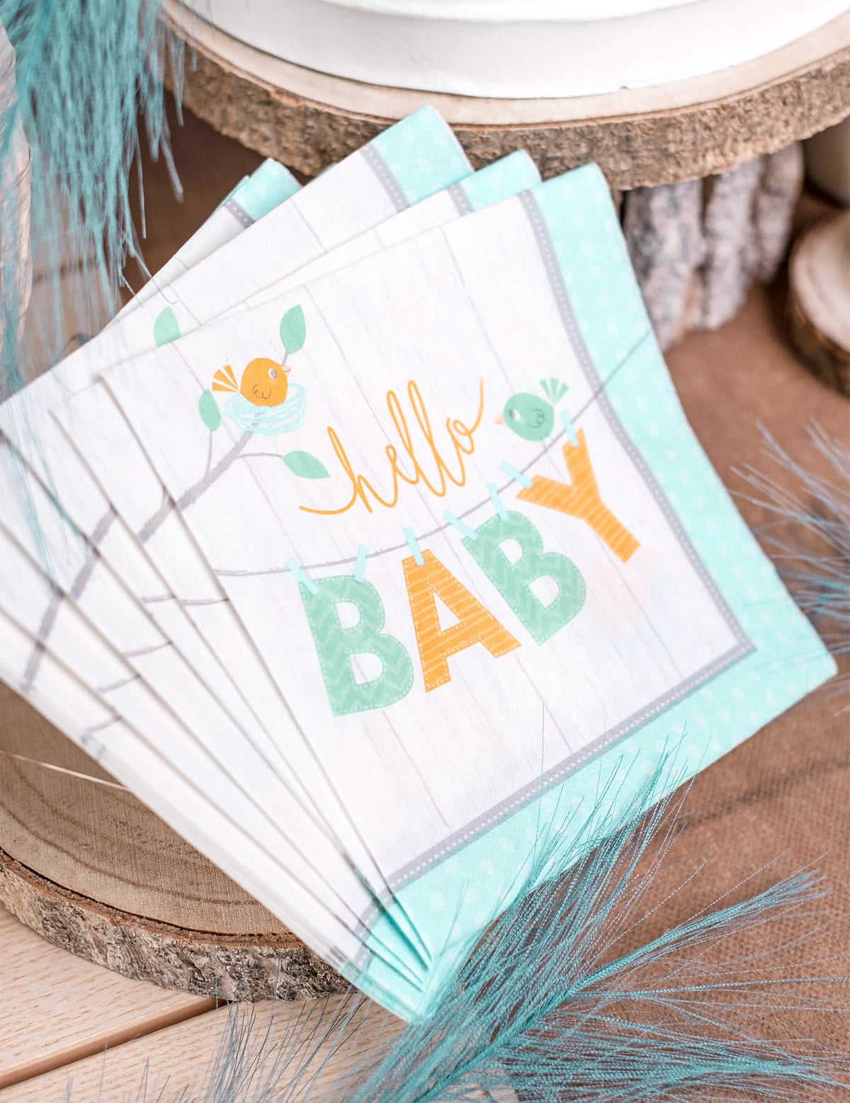 Gros plan sur le motif des serviettes en papier hello baby oiseaux