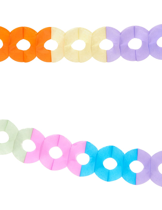 Détail des anneaux des guirlandes en papier multicolores pour fête en forme d'anneaux
