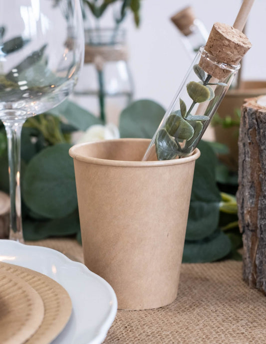 Mise en situation sur table des gobelets en carton kraft pour fête