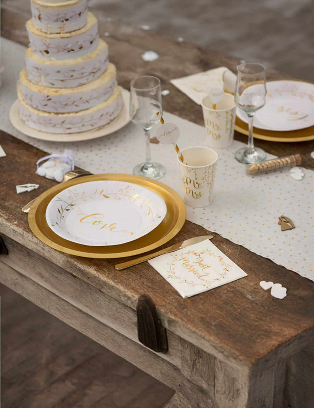 Поставени на маса хартиени салфетки Just Married за сватба