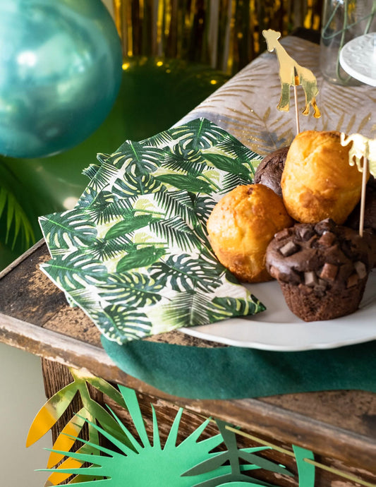 Mise en situation sur une table de fête des serviettes en papier Tropical pour fête