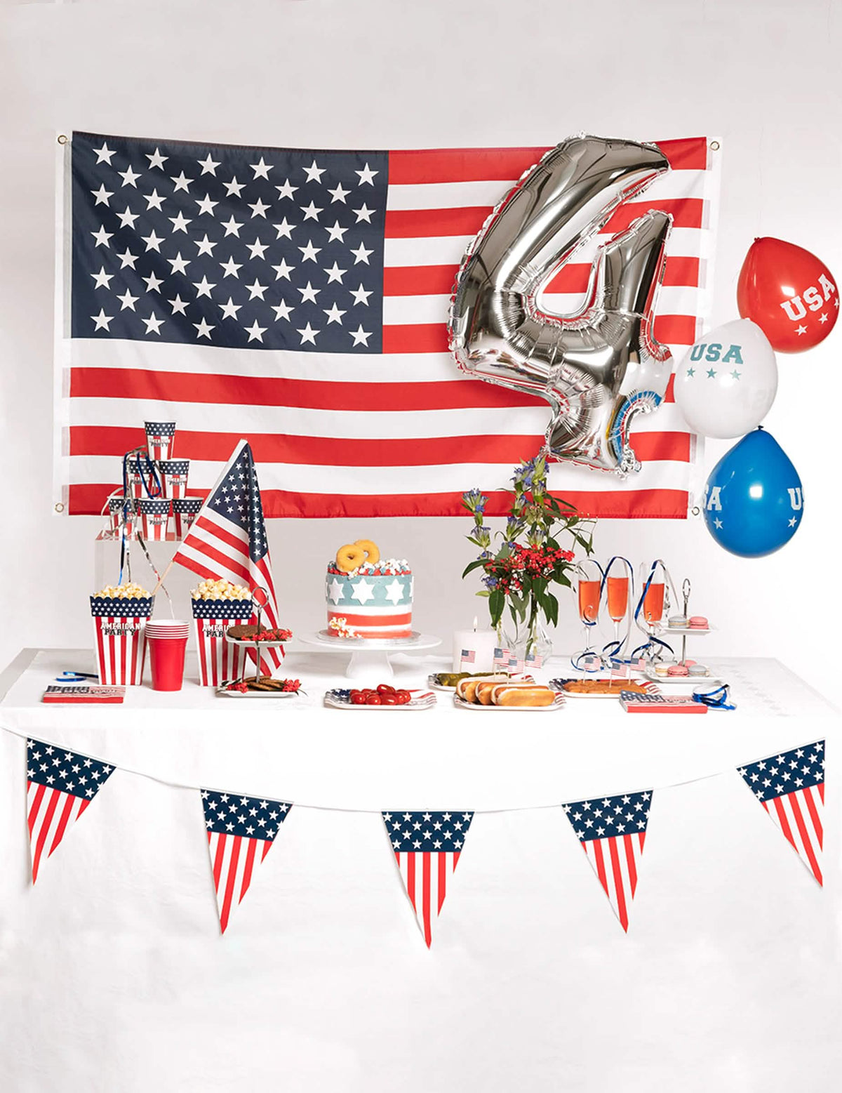 Подреждане на празнична маса с хартиени салфетки American party