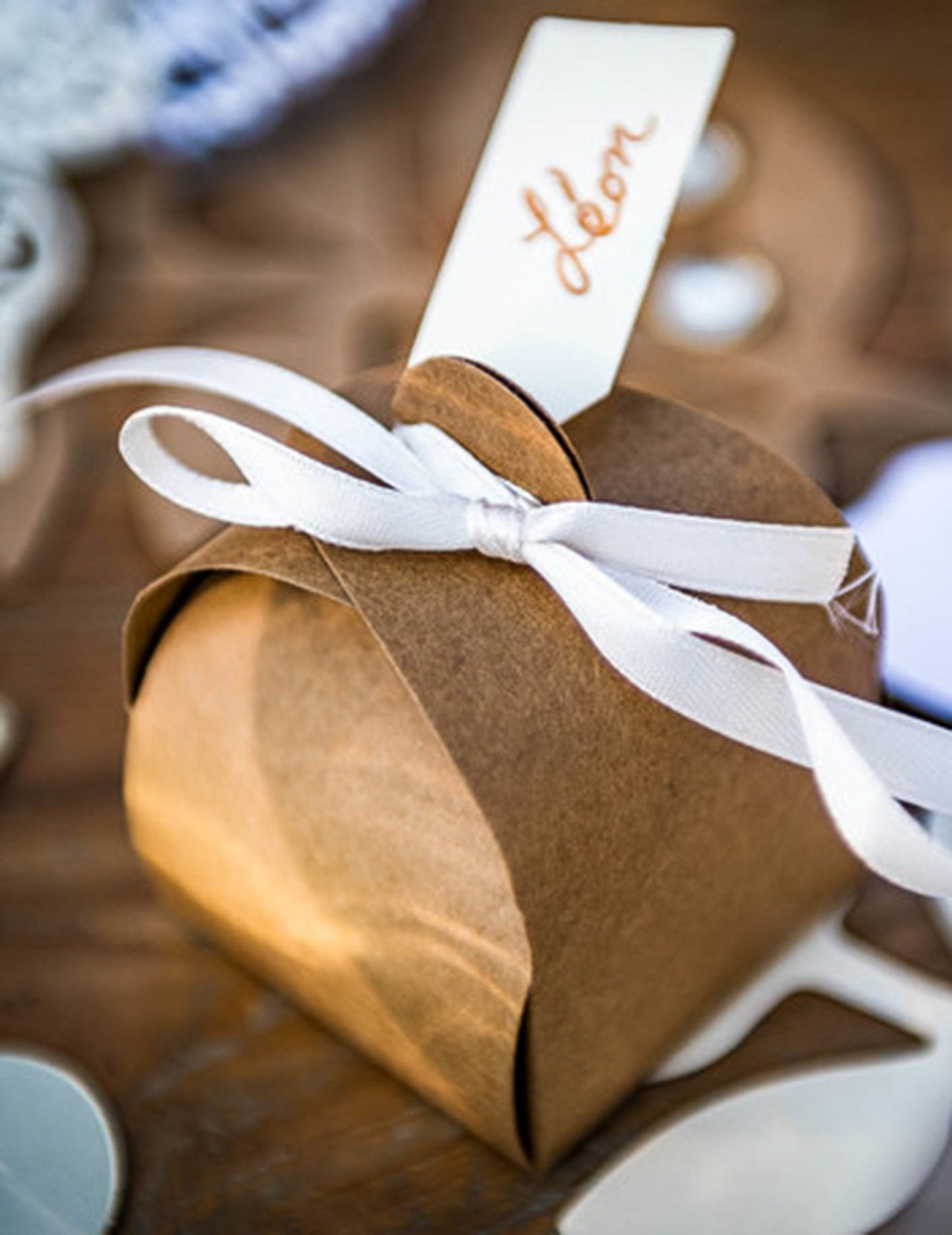 Mise en situation sur une boîte cadeau des étiquettes blanches en papier cartonné