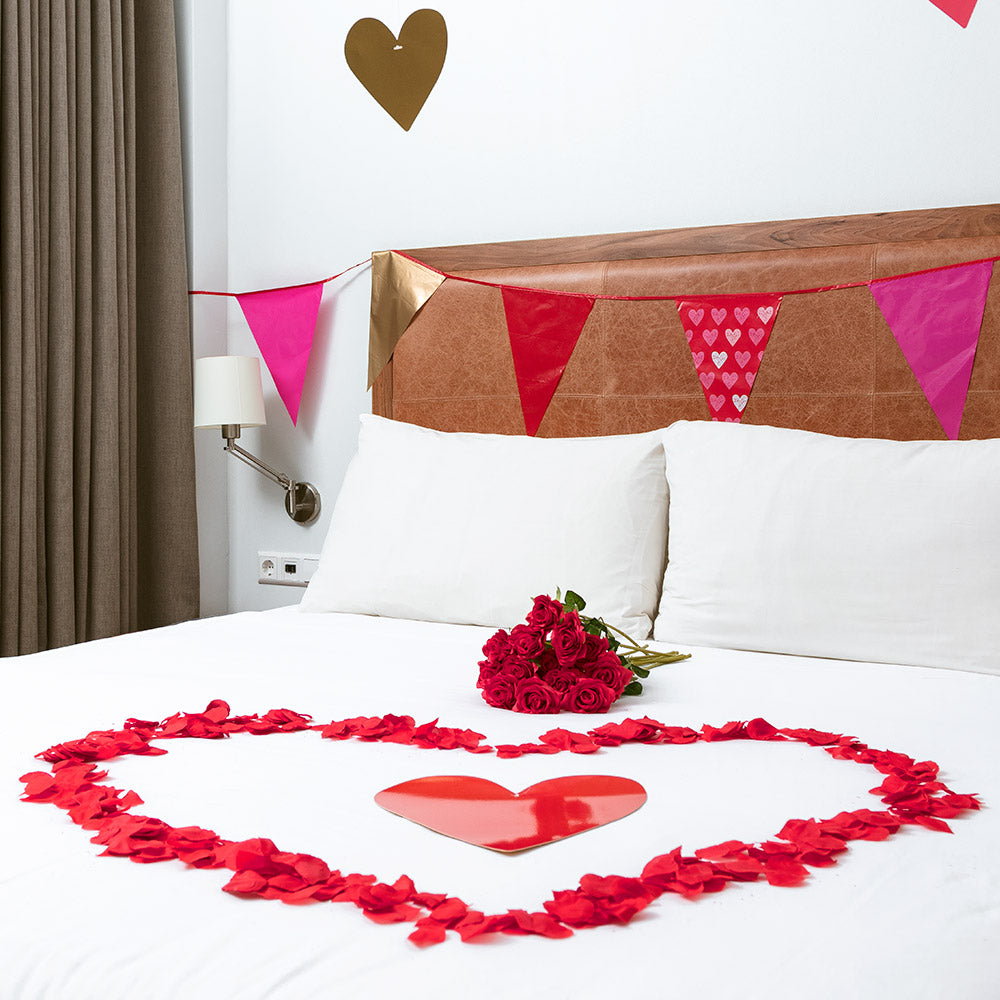 Cœur formé sur un lit des pétales de rose pour décoration de fête