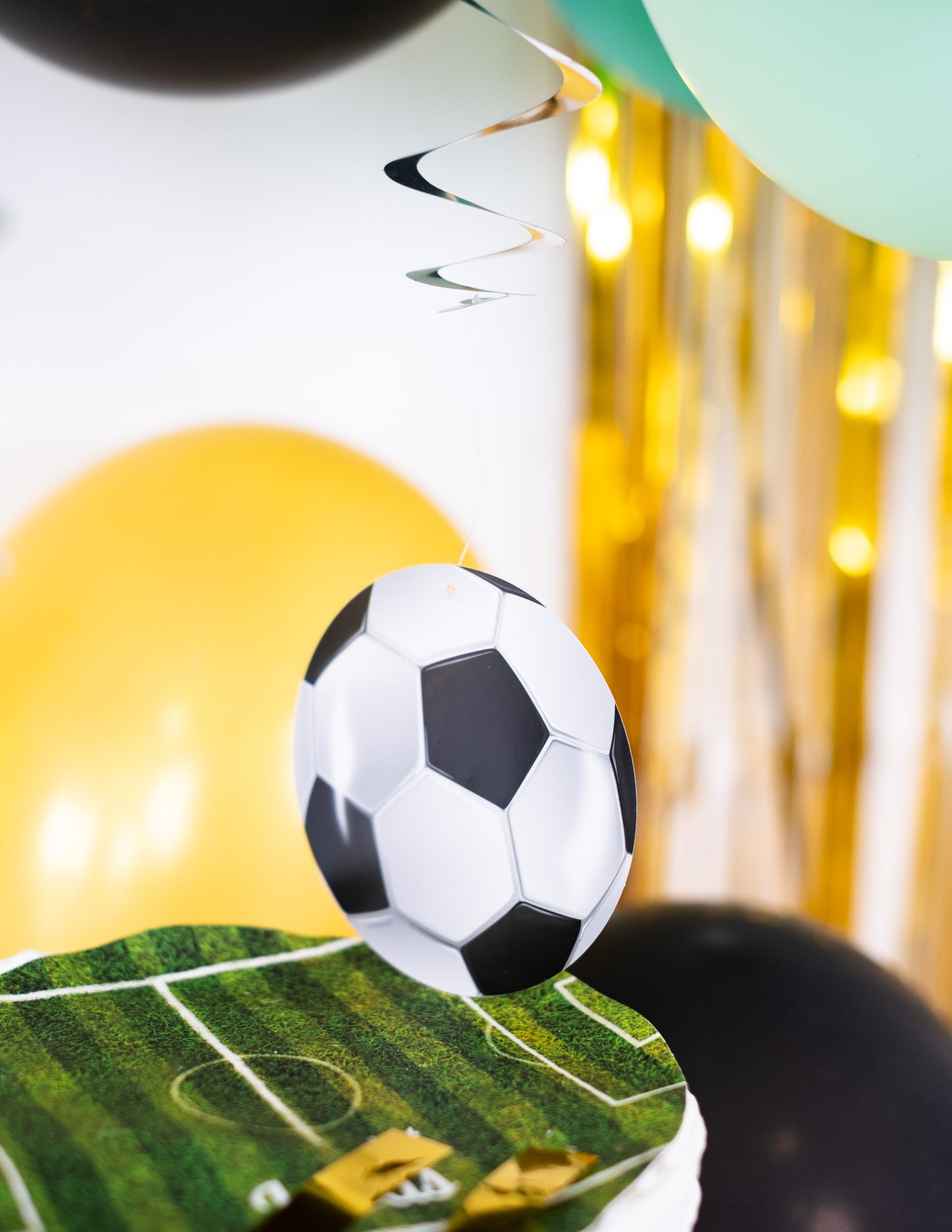Gros plan sur le ballon de football des décorations à suspendre Foot party