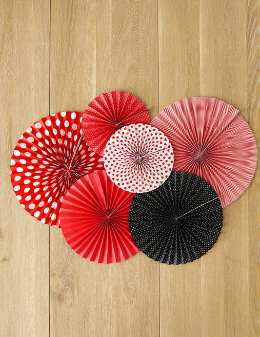 Vue d'ensemble des décorations rosace en carton à pois pour fête