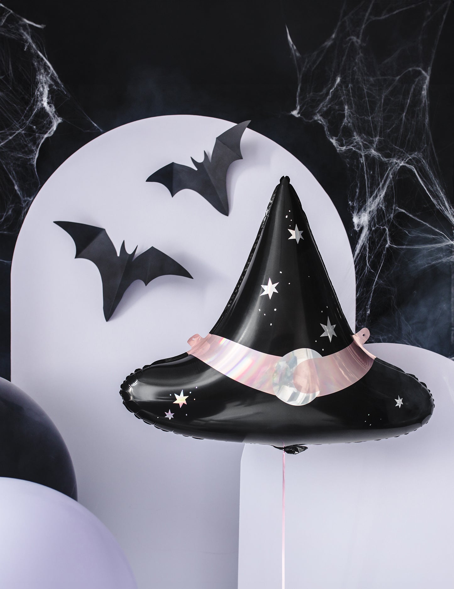 3 черни прилепи окачва черно