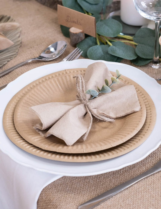 Mise en situation sur une table des serviettes en papier kraft pour fête