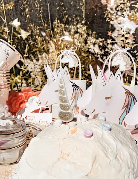 Mise en situation sur un gâteau du 4 bougies corne de licorne pour fête paillettes champagne