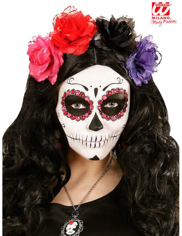 Крупен план на грима на лицето с камъчета Dia de los muertos