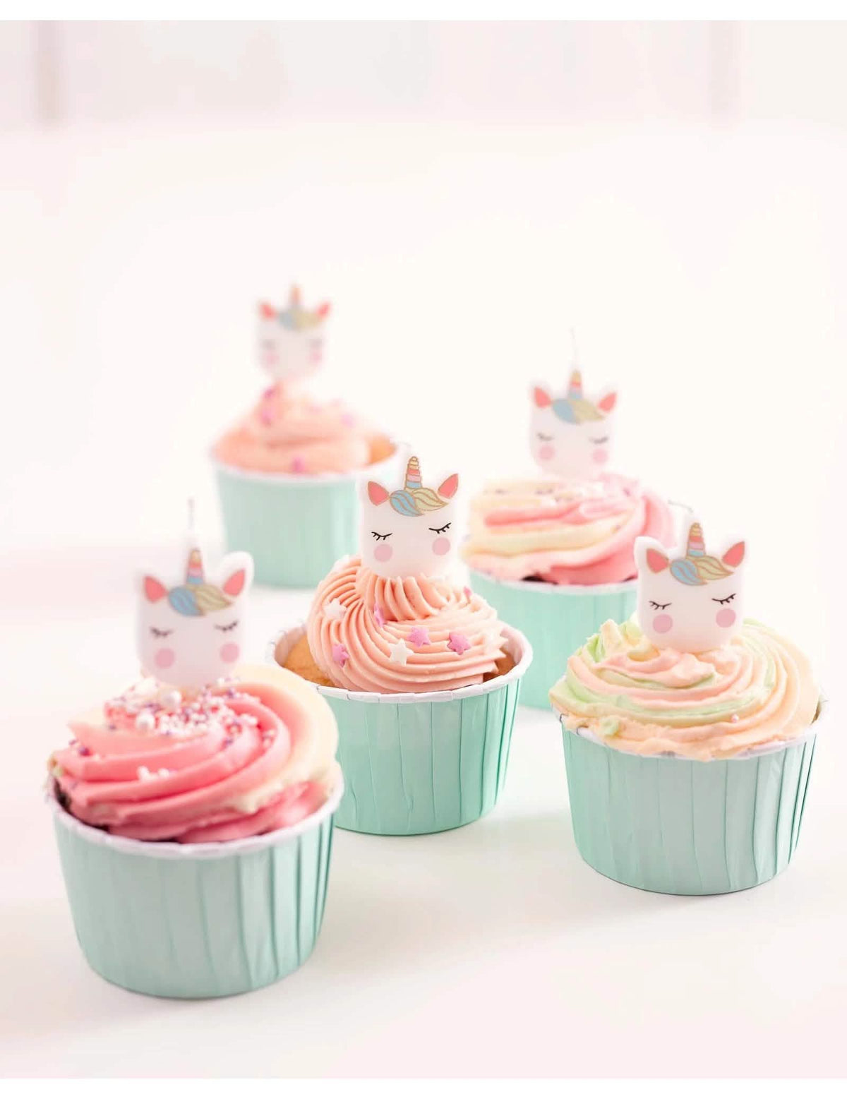 Mise en situation sur des cupcakes des 5 bougies d'anniversaire tête de licorne
