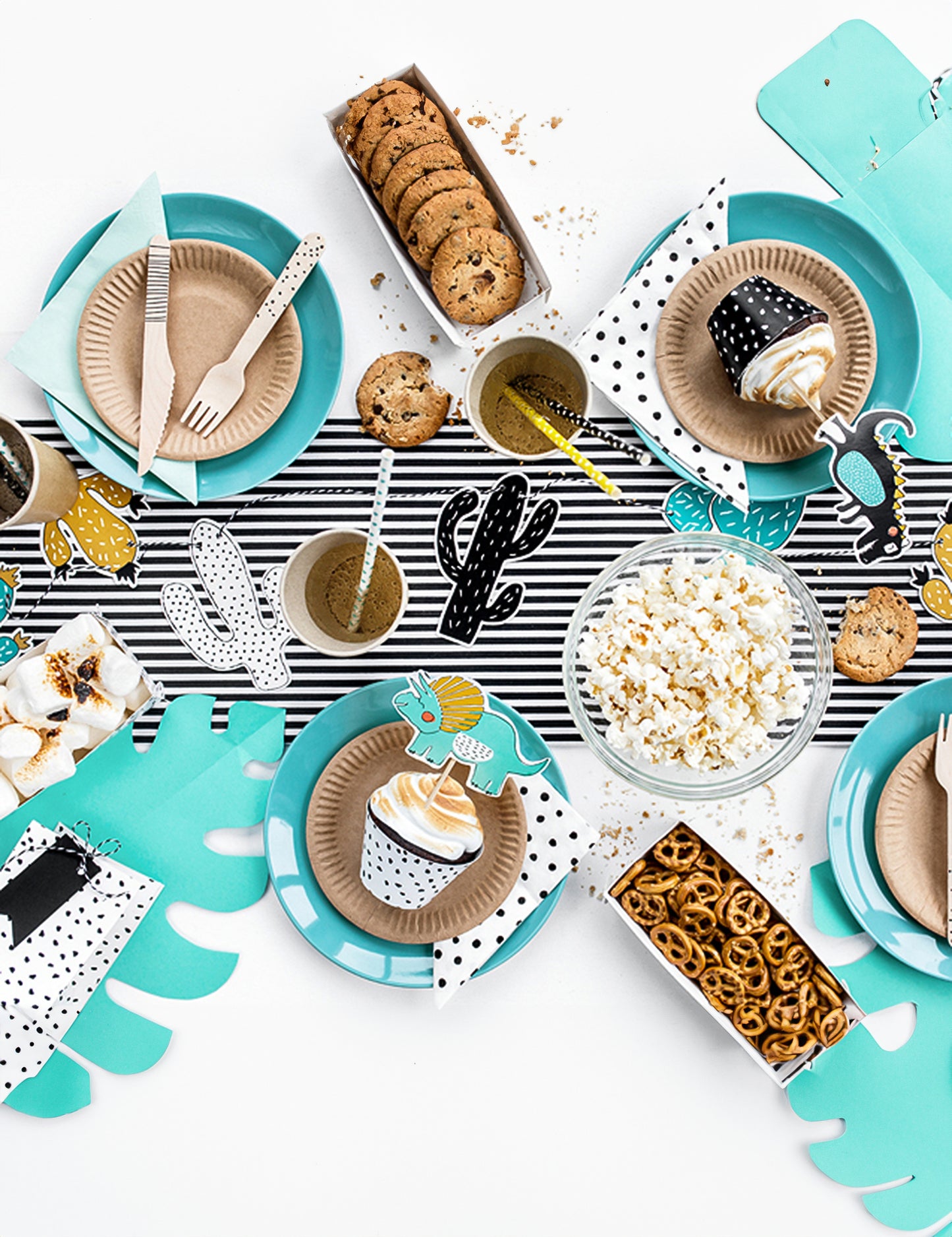 Vue d'ensemble de la décoration de table des cake toppers en carton dinosaures