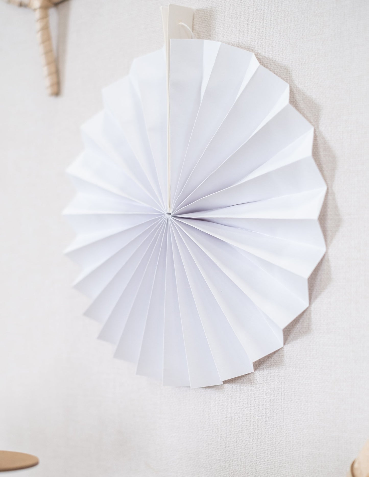 Vue de profil d'une rosace du lot de 5 rosaces en papier de décoration pour fête blanches