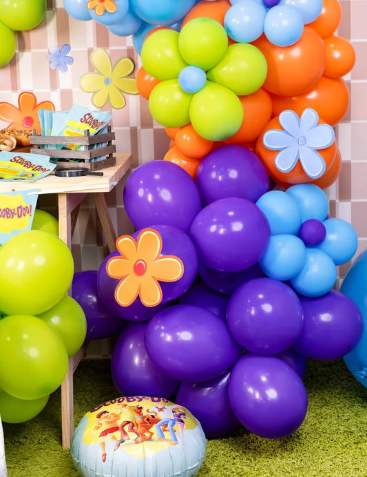 Mise en situation des ballons de baudruche violets pour décoration de fête