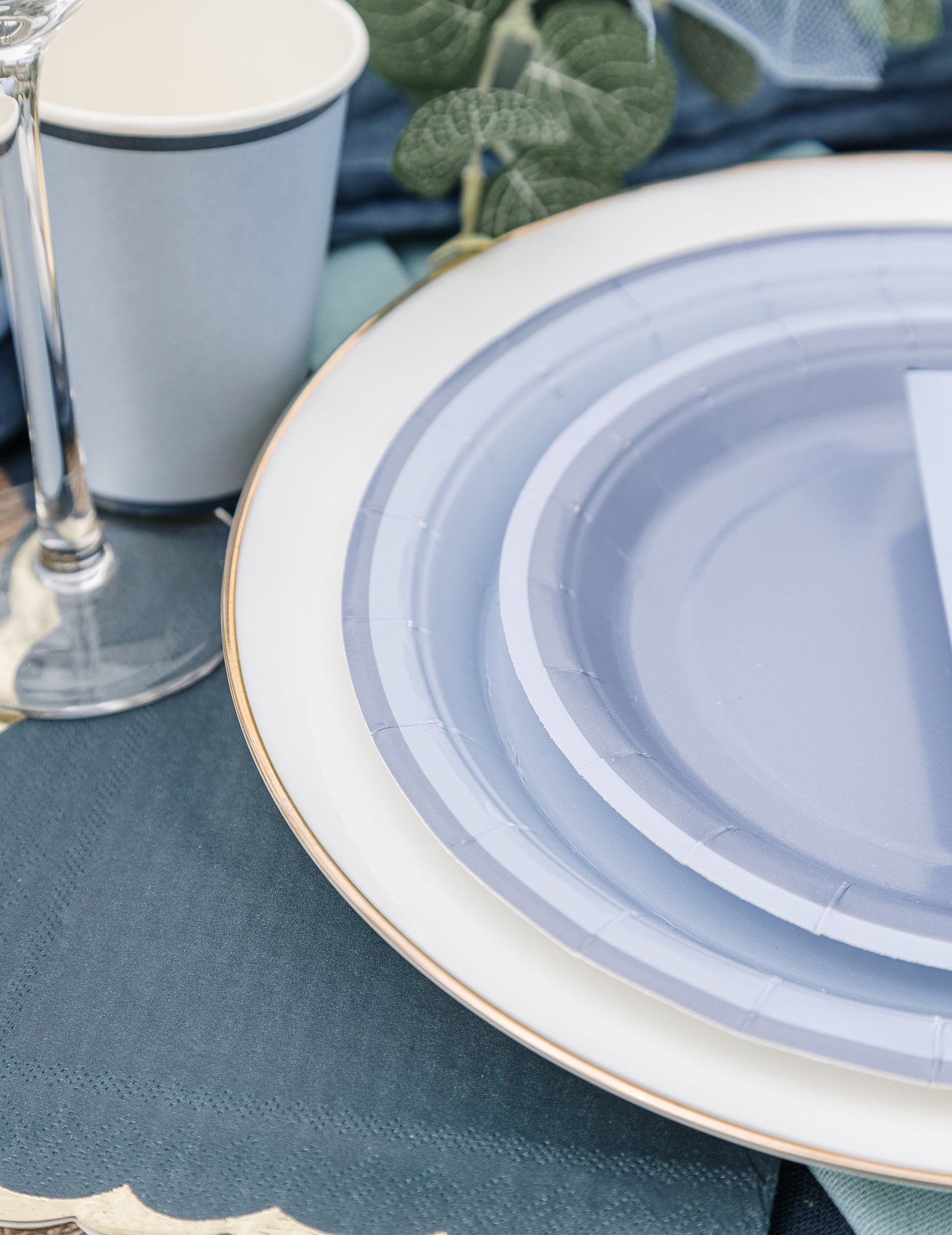 6 двуцветни картонени чинии в синьо и тъмносиньо, 22,5 см, шикозен дизайн