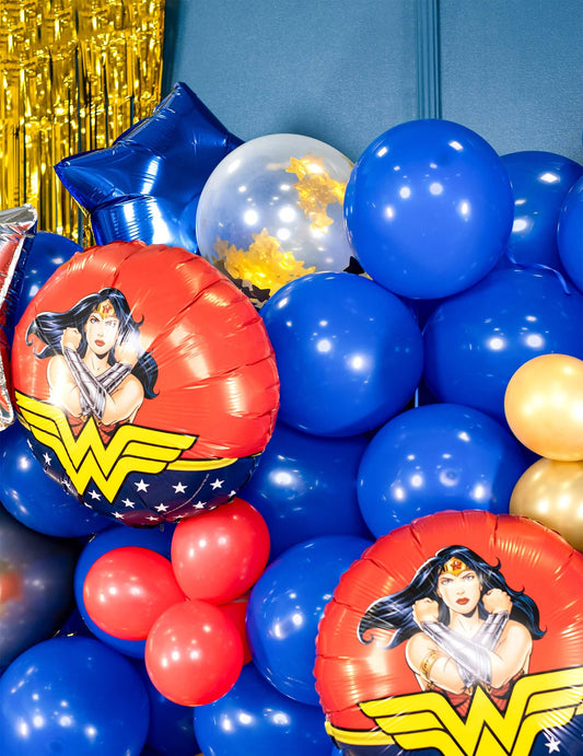 Mise en situation décorative du ballon en latex transparent avec étoiles dorées