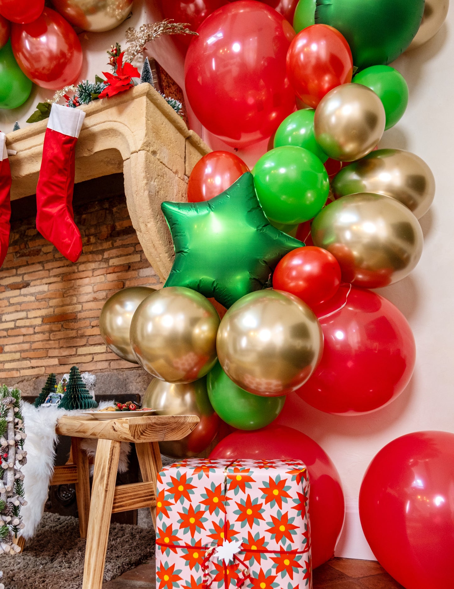 Arche de ballons de Noël avec les ballons en latex dorés pour fête satinés