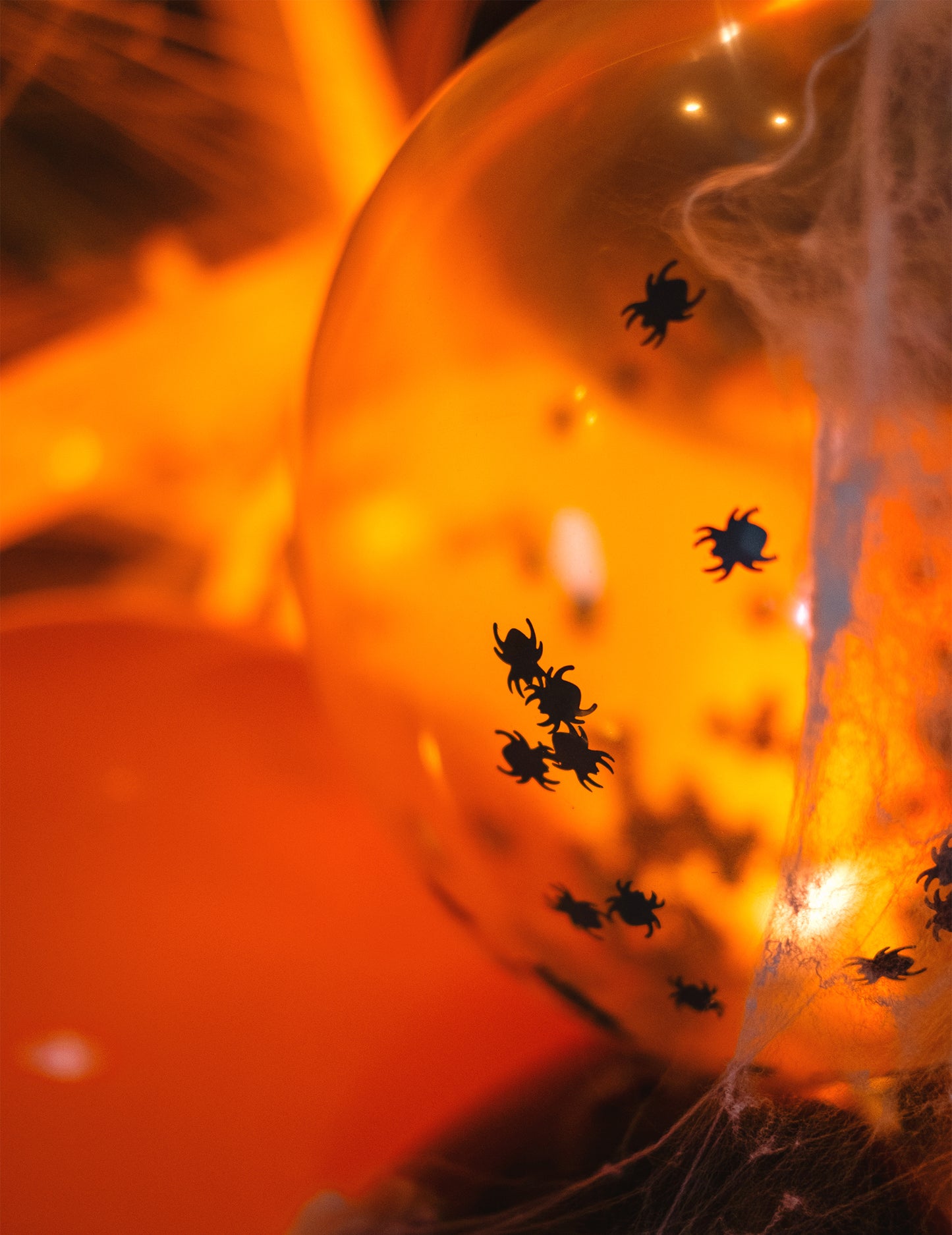 Détail des confettis araignées du ballons en latex araignées pour fête