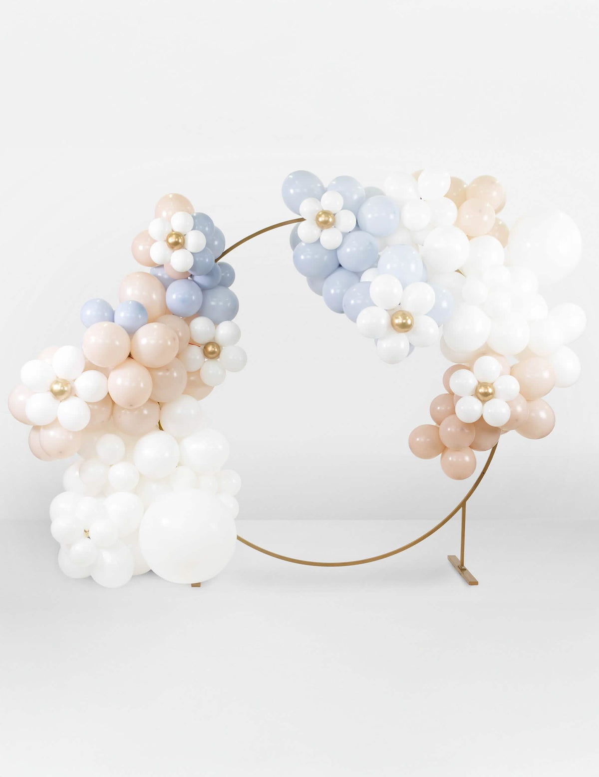 Mise en situation sur une arche du kit de ballons fleurs pour fête
