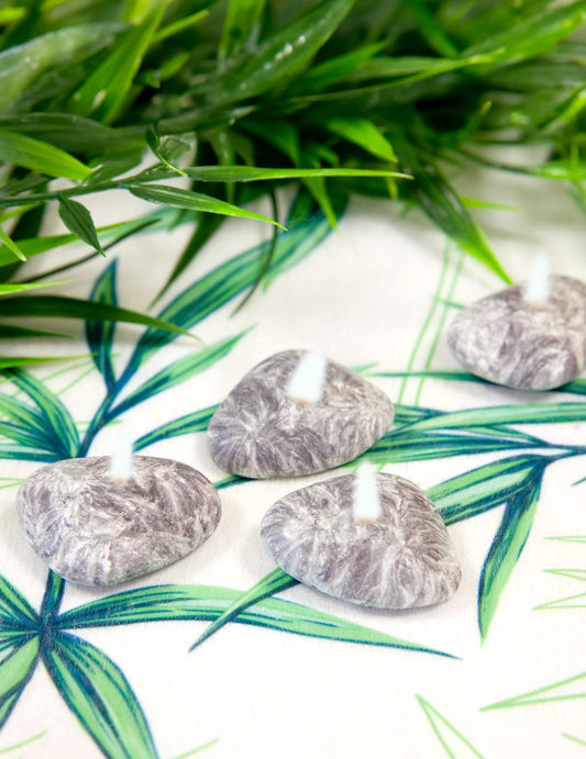 Gros plan sur les bougies déco cailloux zen galets