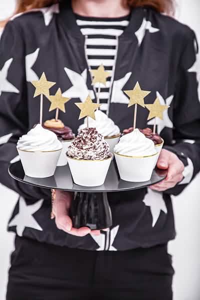 Сценография върху cupcakes златисти блестящи звездички топери за торти