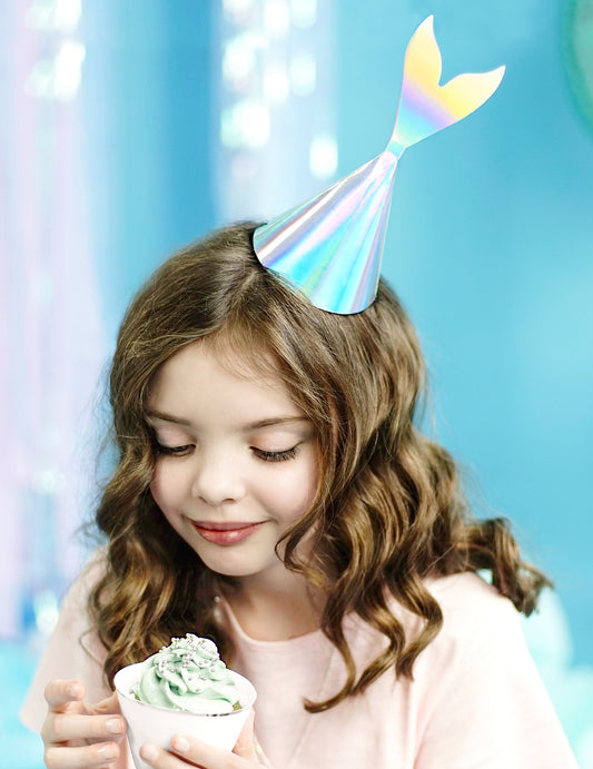 Détail du chapeau de fête queue de sirène porté par un enfant