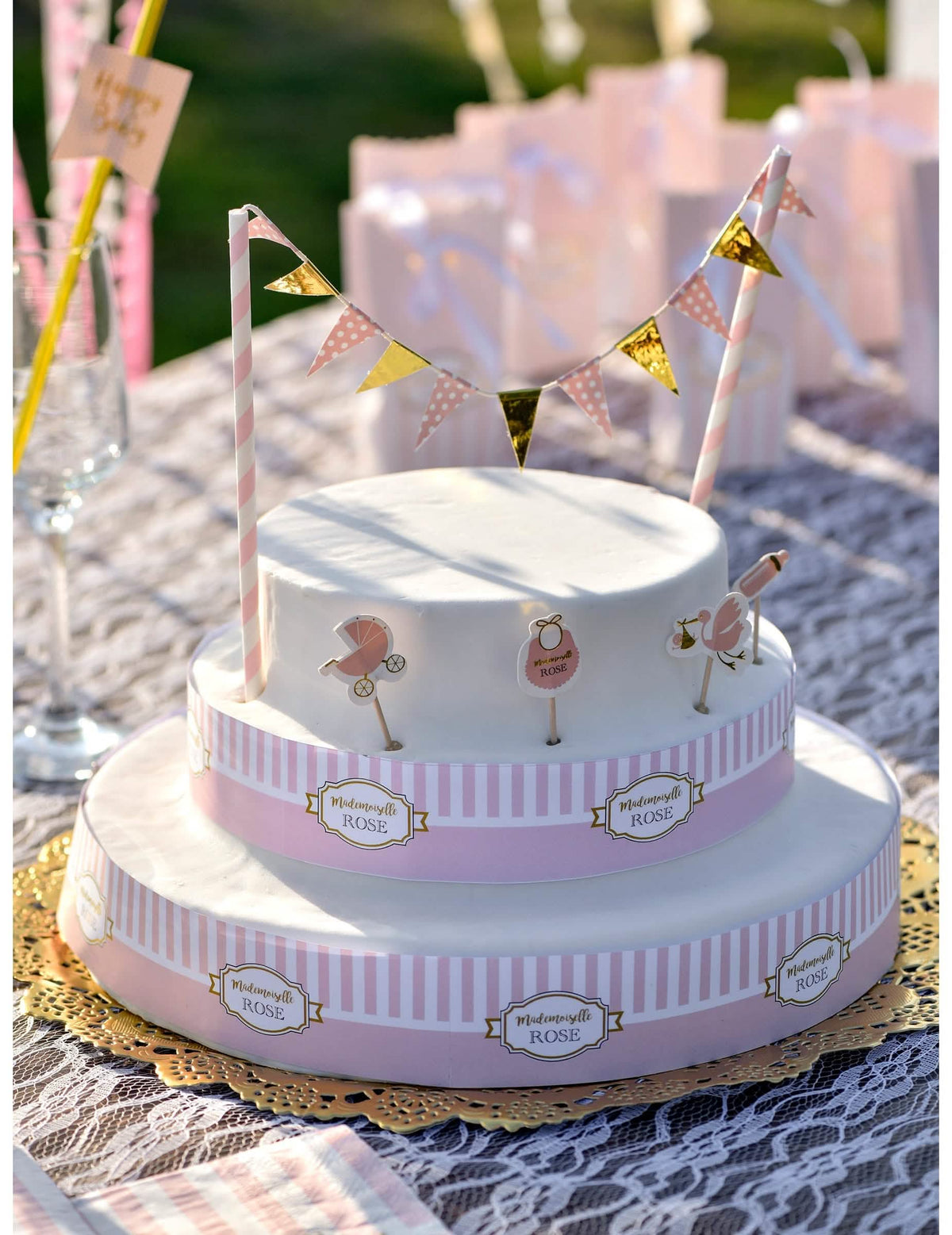 Мокап върху торта на комплекта за декорации за торта за baby shower за момиче
