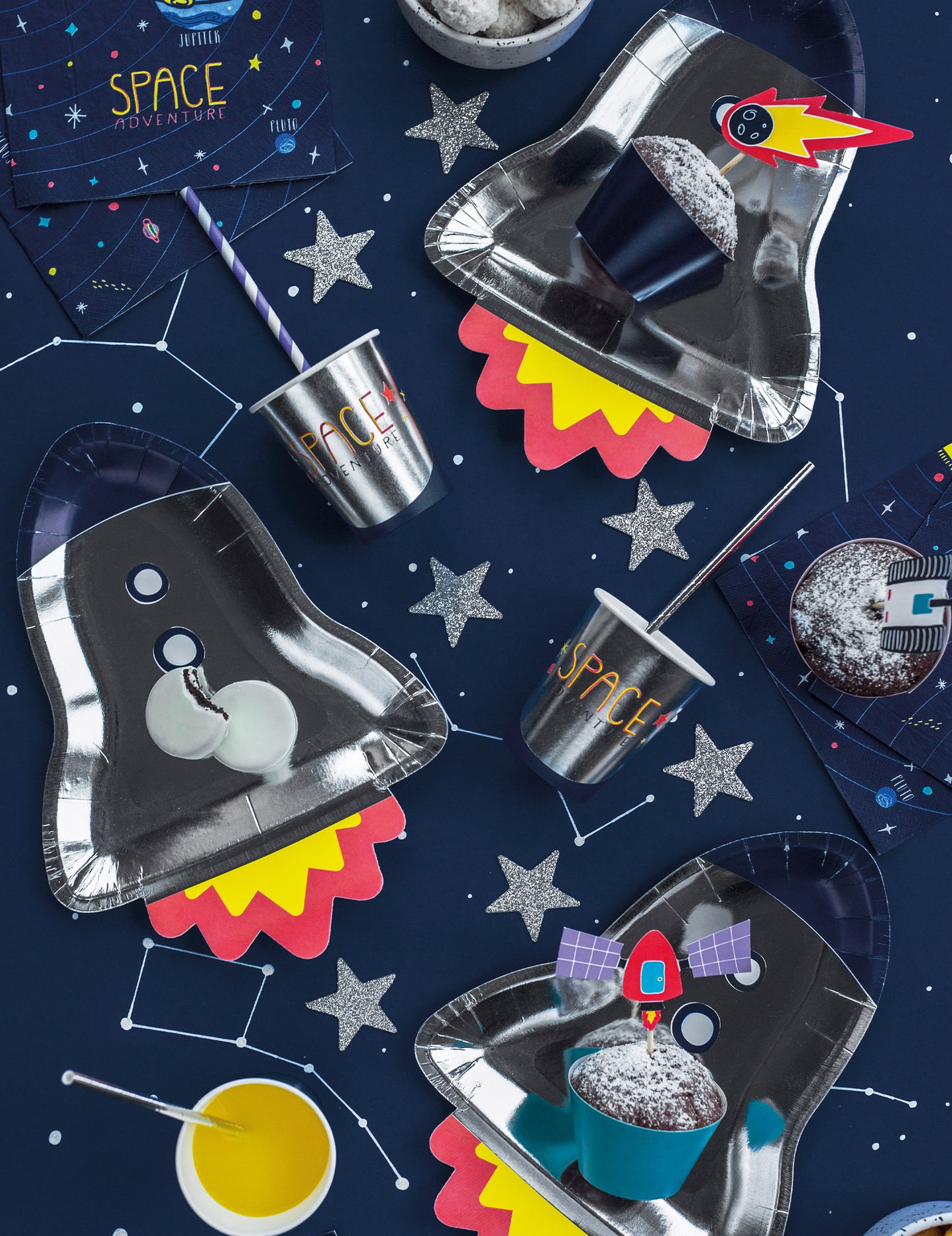 Mise en scène sur table de fête des gobelets en carton space adventure