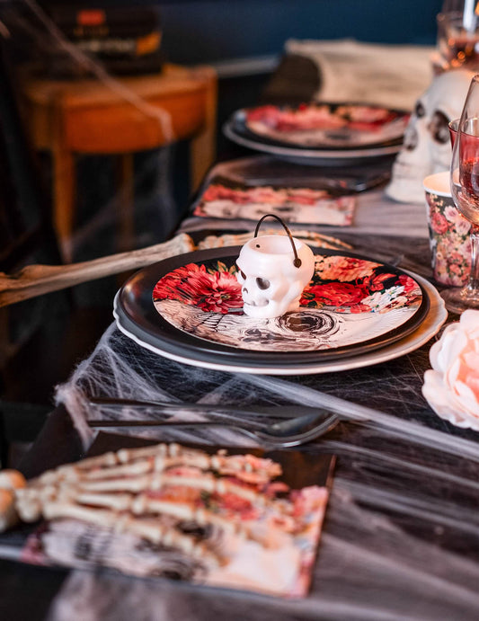 Mise en situation sur une table du mini seau tête de mort pour Halloween