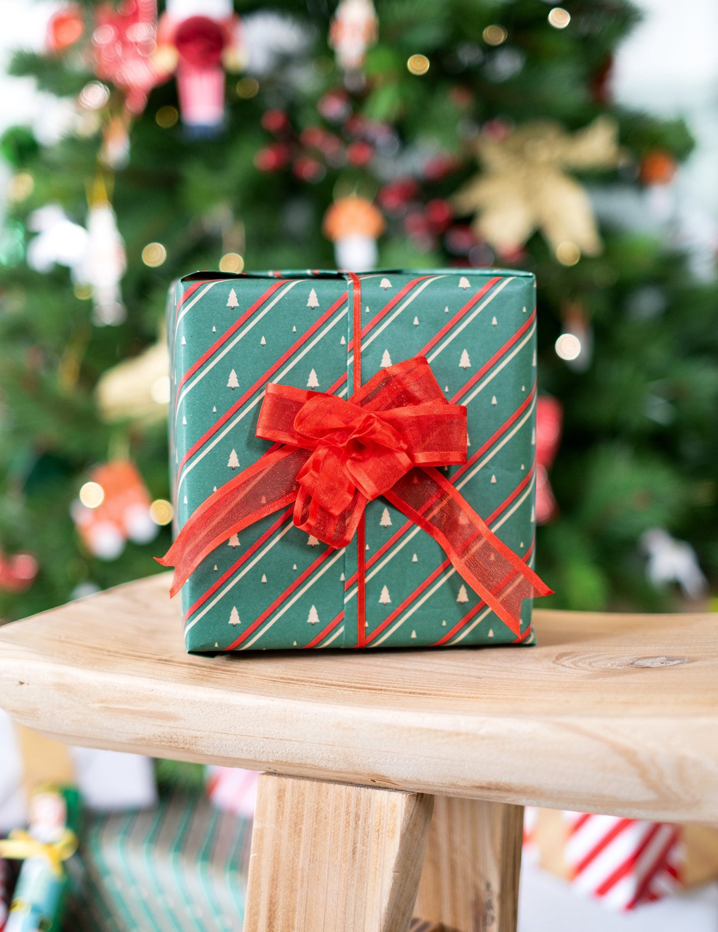 6 червени органзени възела за издърпване 10 cm за декорация