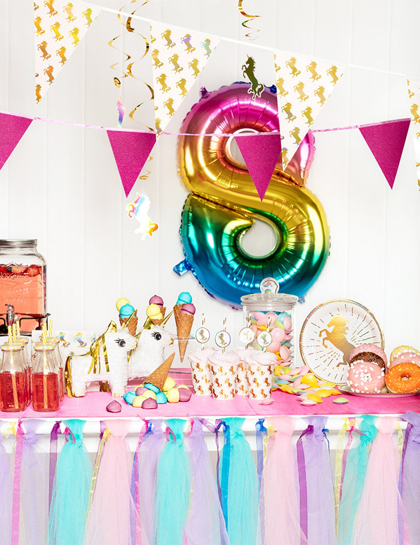 Mise en situation sur une table de fête des pailles en carton Licorne Holo