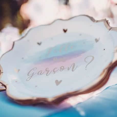 Крупен план на надписа на картонени чинии за момиче или момче за baby shower