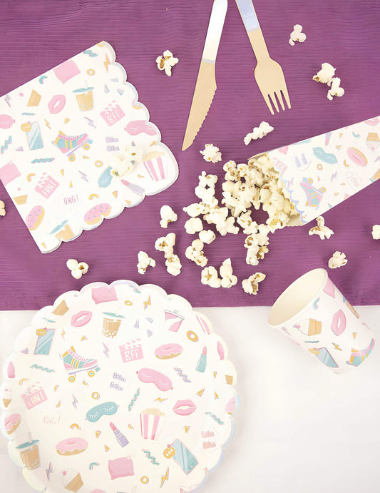 Mise en situation avec accessoires de table des assiettes festonnées en carton pyjama party