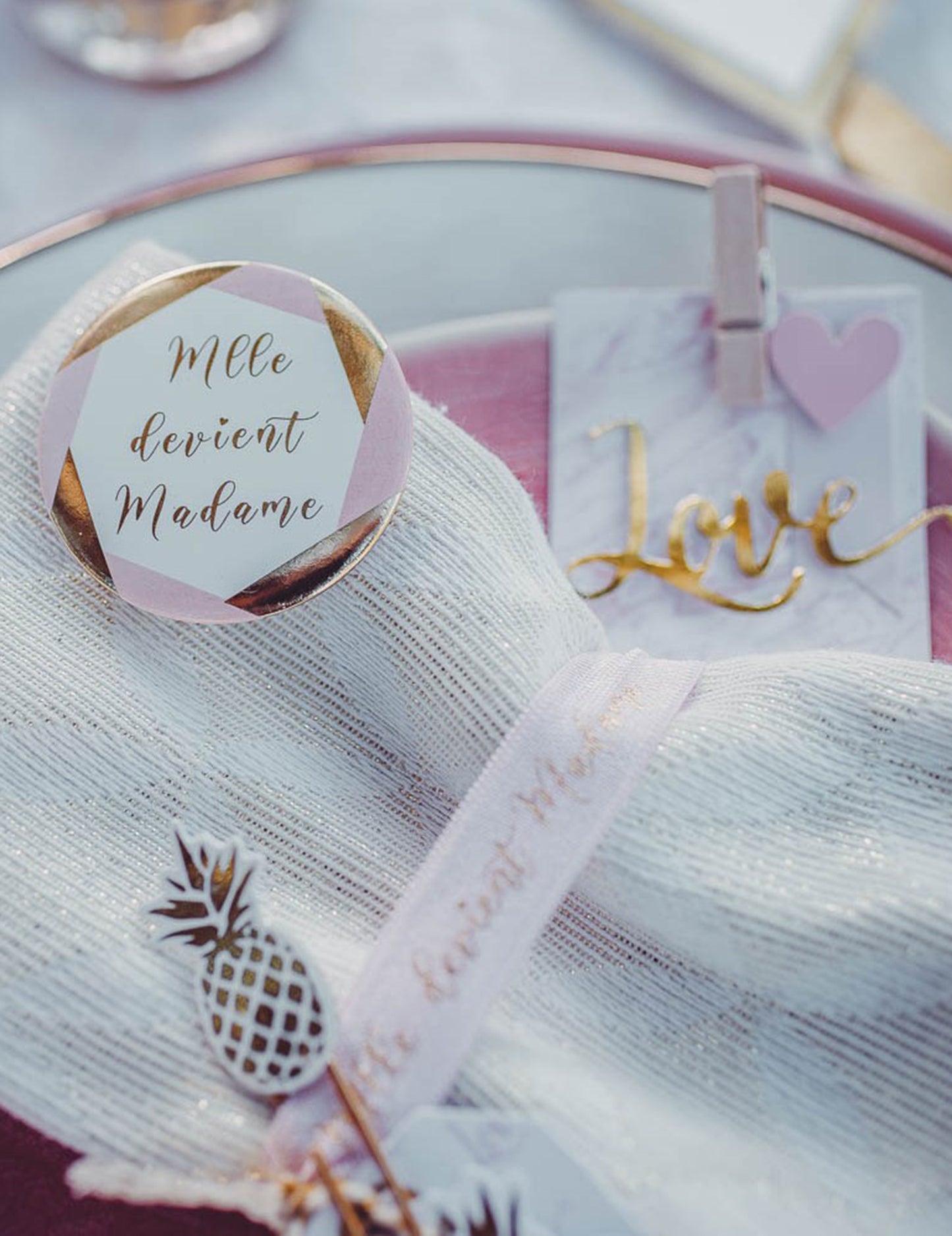 Mise en situation sur une table des Badges Mlle devient madame pour EVJF