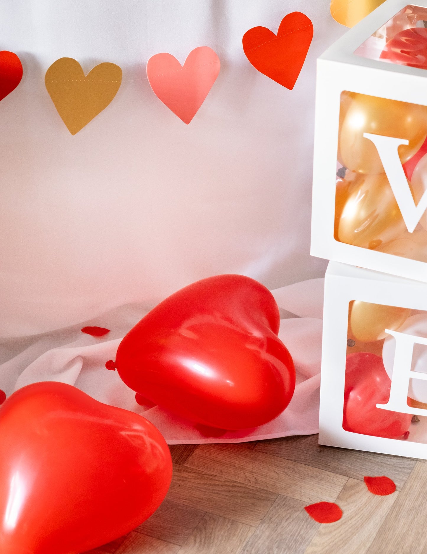 Крупен план на червените балони от латексовите балони с червени и бели сърца