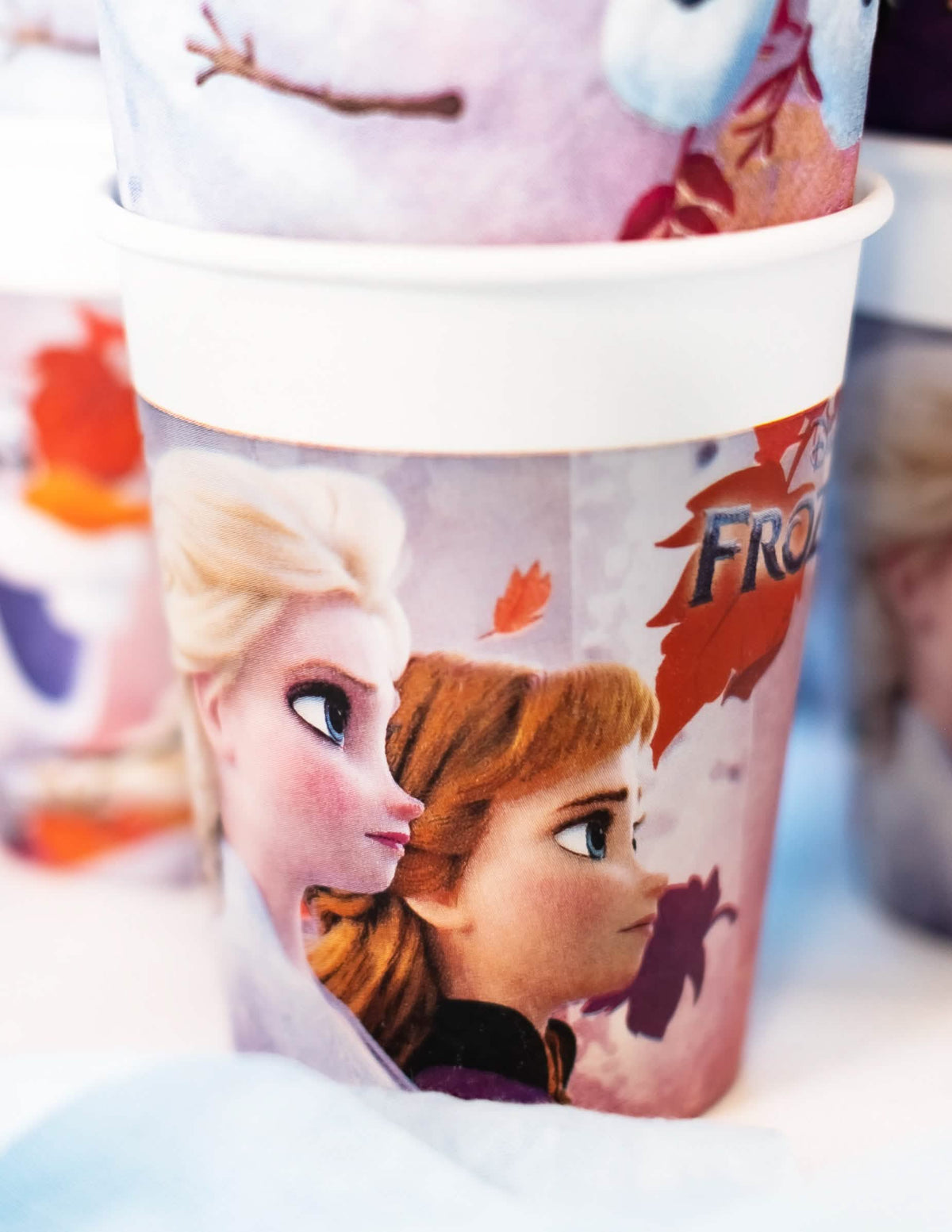 Gros plan sur Elsa et Anna des gobelets en carton La Reine des Neiges 2